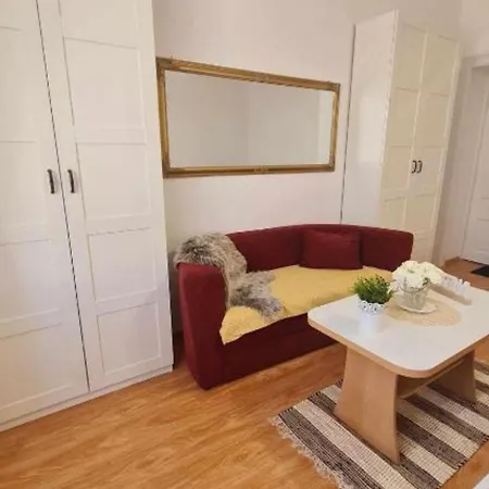 Bijonda Near Arena * プーラ