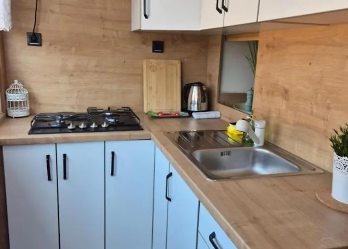 Bijonda Near Arena * Πούλα