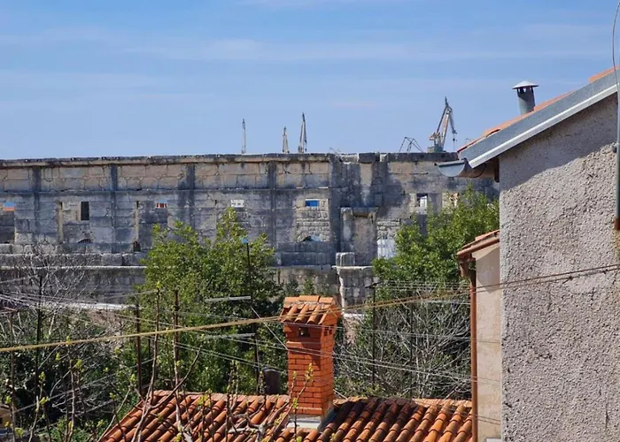 Bijonda Near Arena * Πούλα